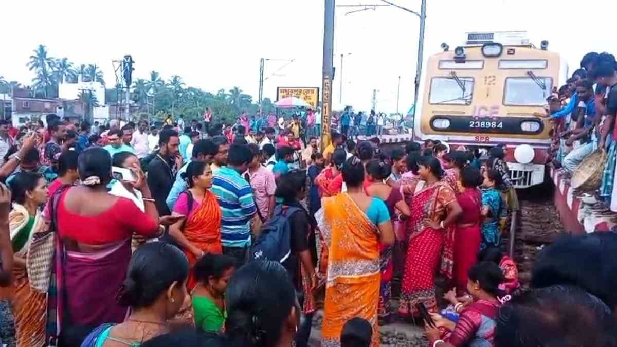 Rail blockade on Sealdah South section