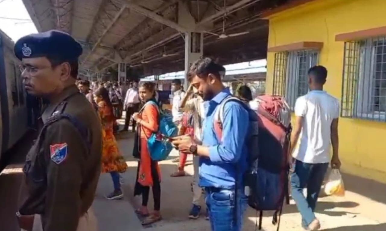 train was stopped at Memari by pulling the chain to retrieve the mobile phone