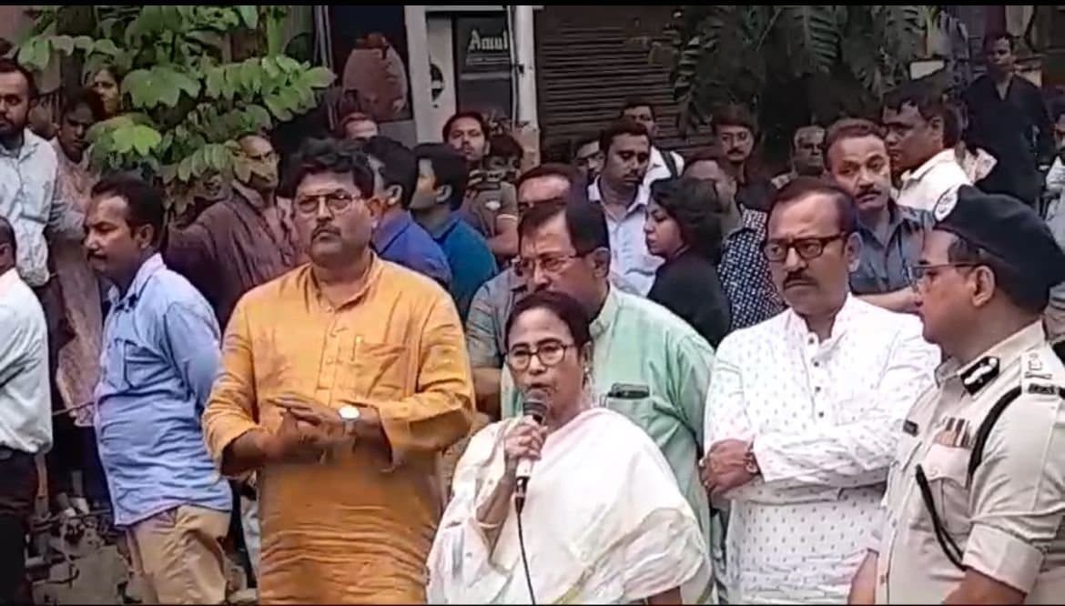 Mamata Benerjee meets family of Bhawanipur Businessman who killed in nimta 