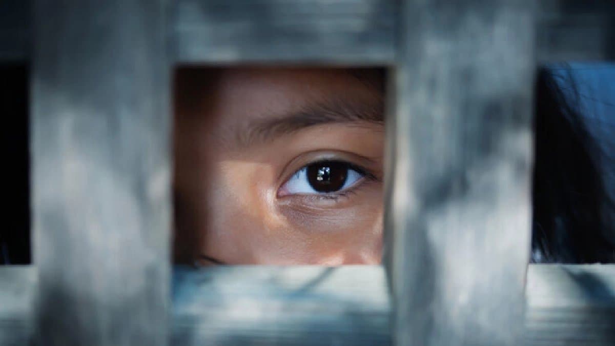 Minor girl sells her boyfriend for 12 lakh rupees