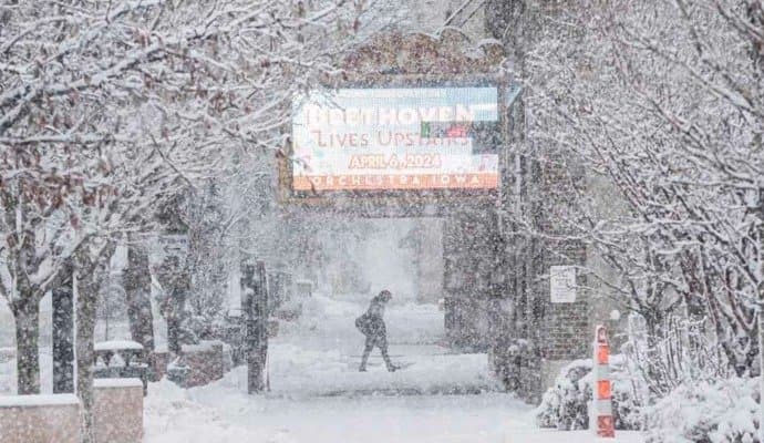 severe snow storm strikes Eastern US