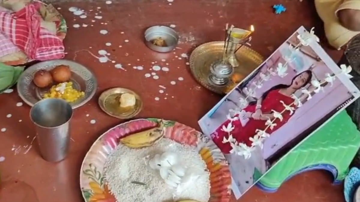 Family members of a homemaker paid last tribute after she eloped