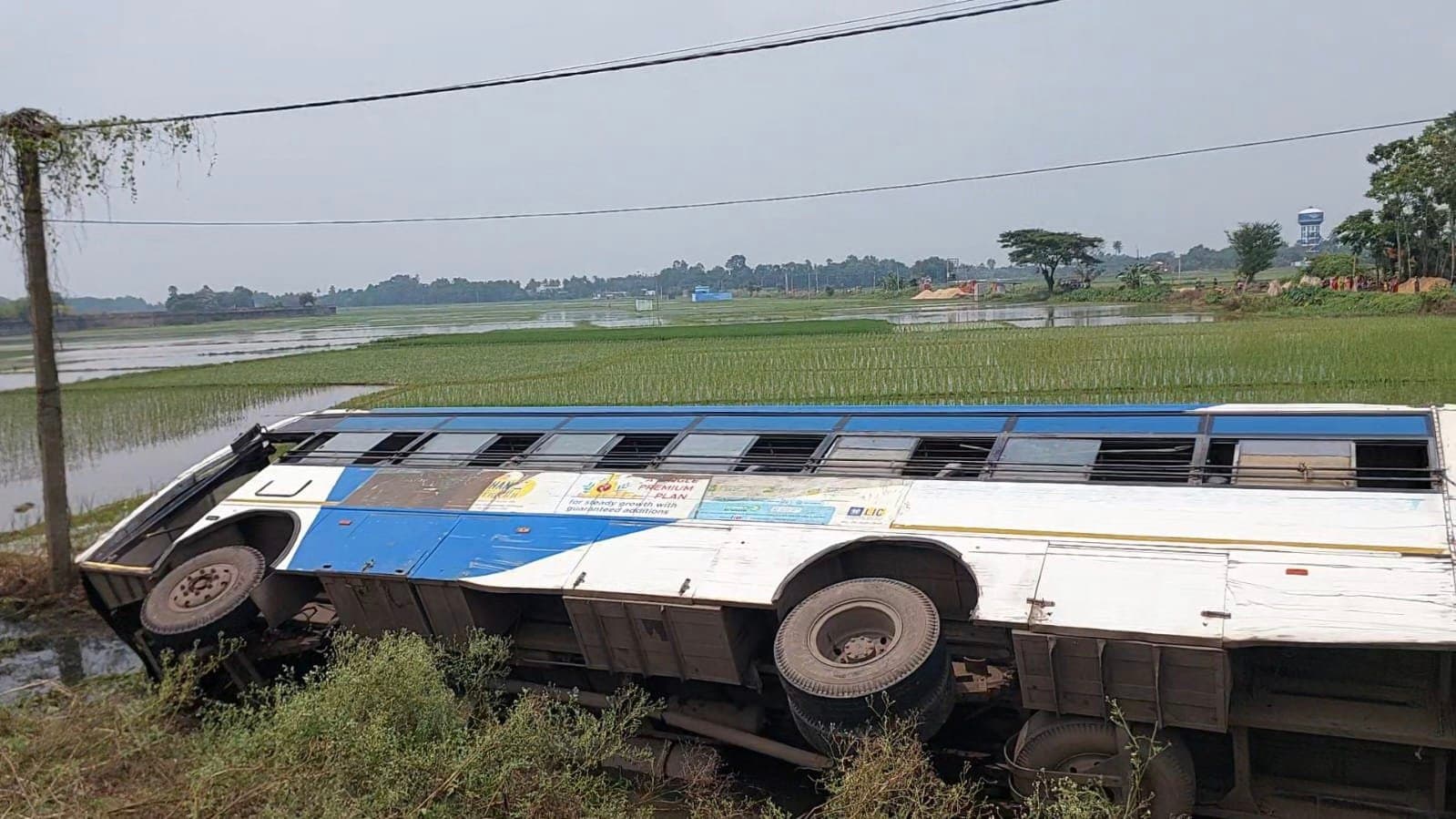 Hooghly bus clash with auto then overturned, 15 injured gnr 