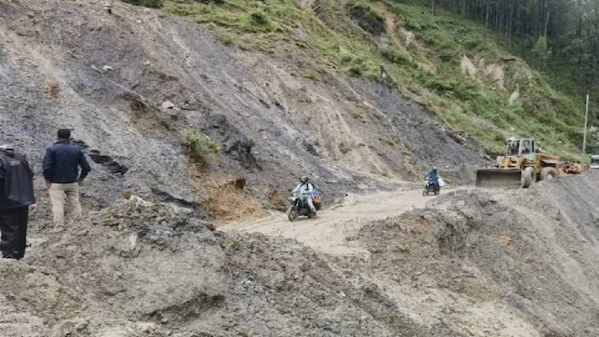 Landslide Blocks Uttarkashi-Gangnani Road Traffic Disrupted