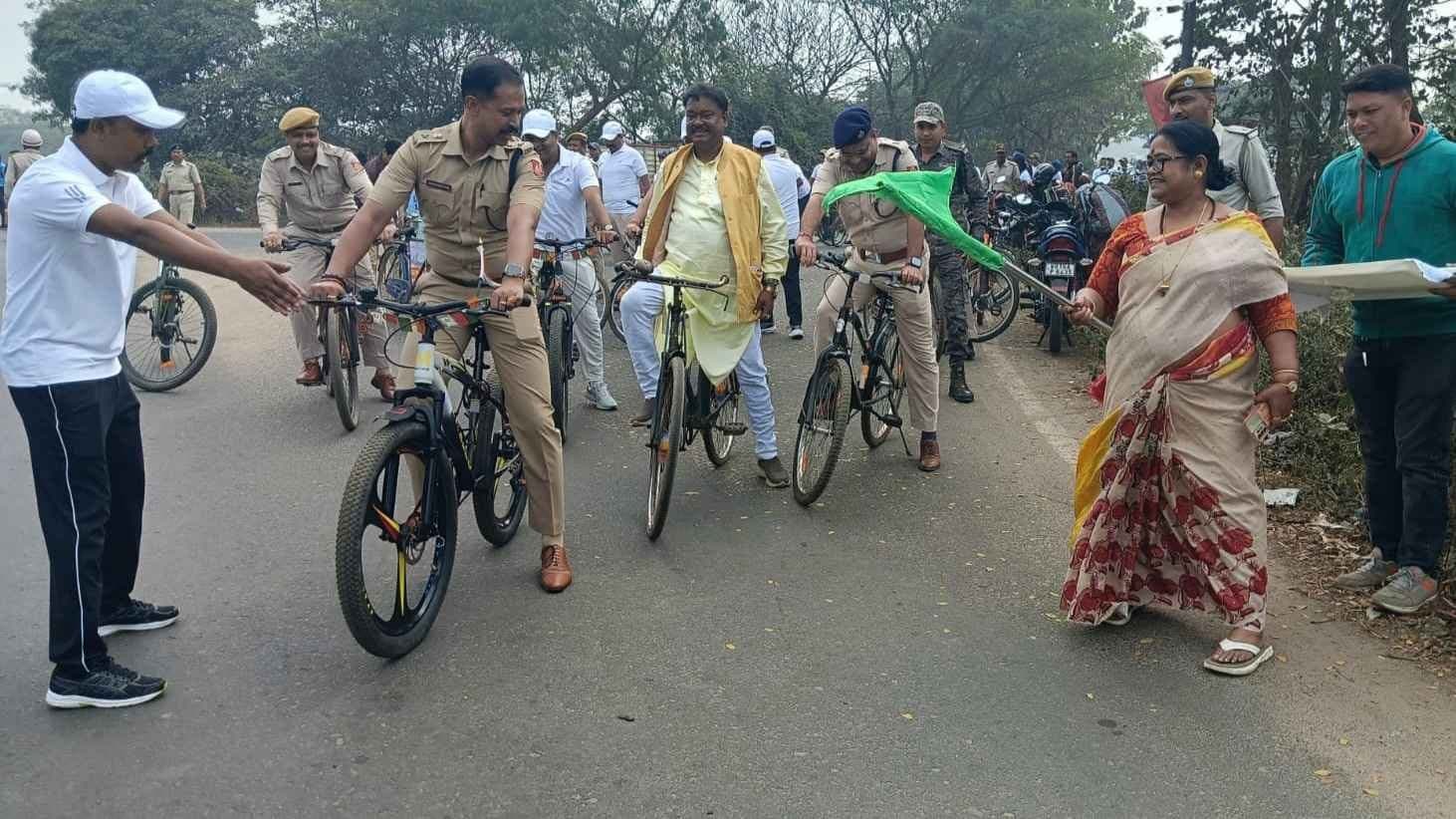 Wb minister Becharam Manna, police super traveling on cycle gnr 