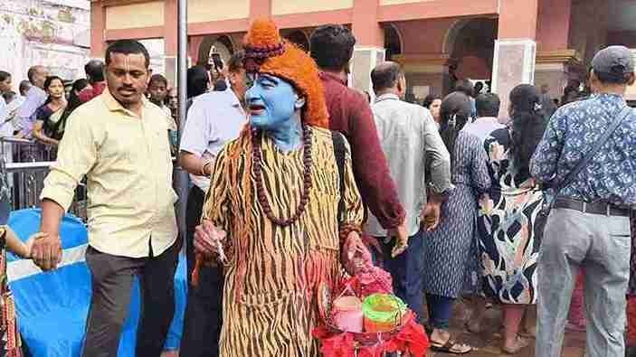 Man Dressed As Bohurupi Earings for Family in Hooghly 