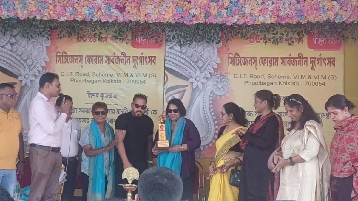 Former footballer Kuntala Ghosh Dastidar and assistant secretary of IFA Sudeshna Mukherjee conferred award by Citizens forum