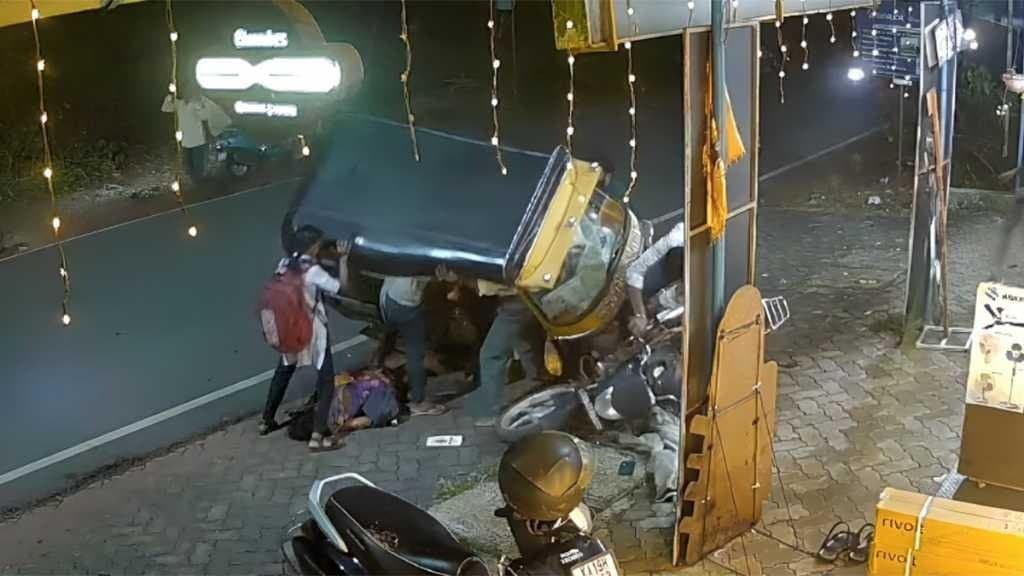 Schoolgirl lifts overturned auto rickshaw, heroically saves mother trapped underneath in Karnataka gnr 