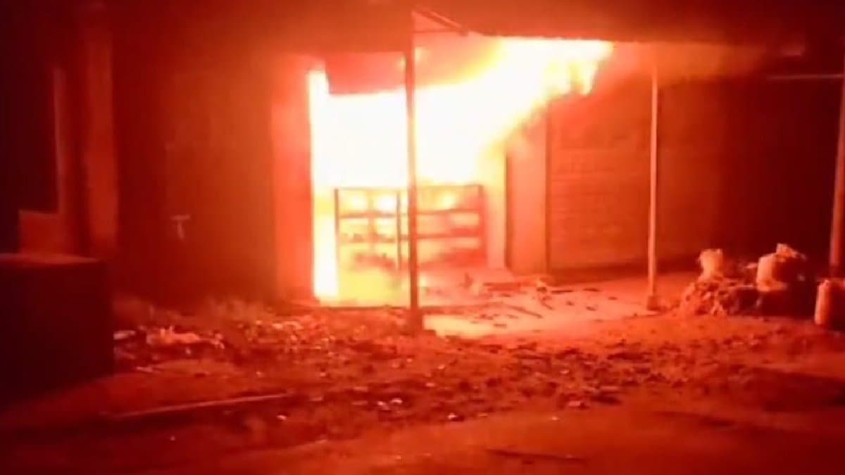 Fire Incident at Howrah  Jagatballavpur cake shop