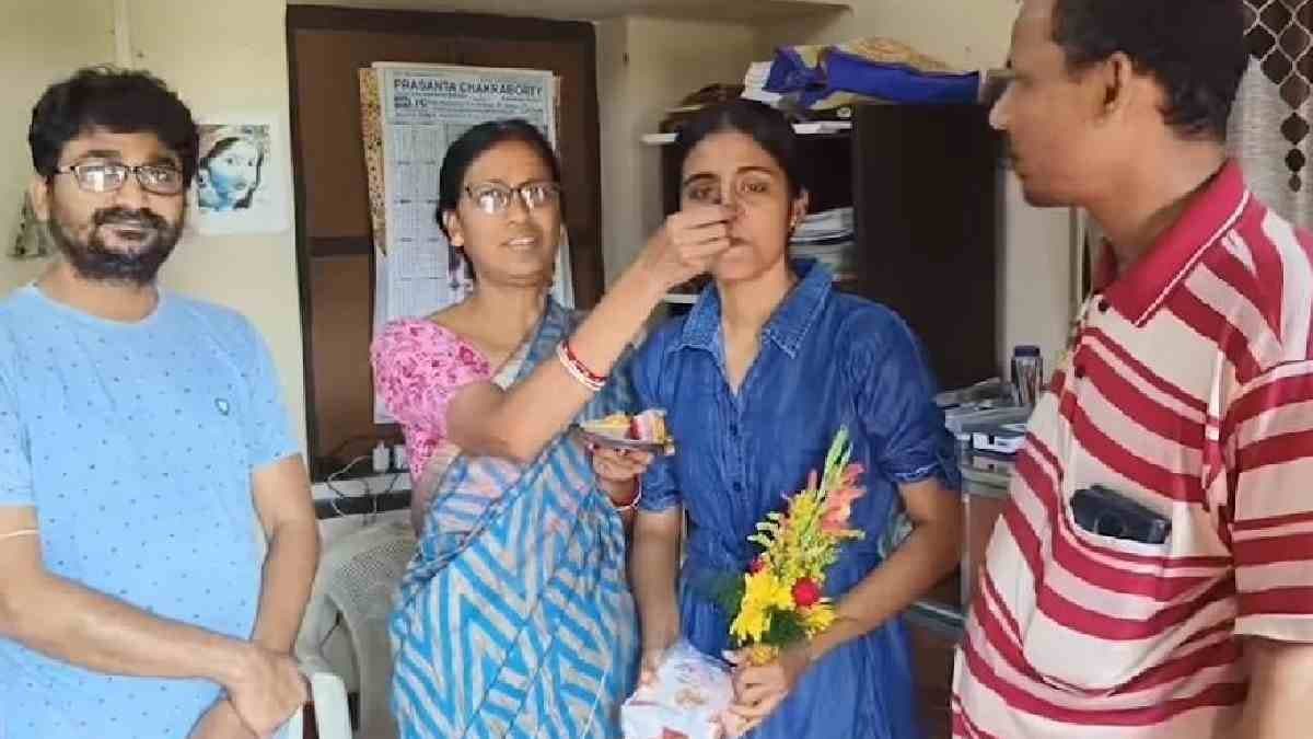 Ishani Chakraborty of Bankura stood third in Madhyamik examination