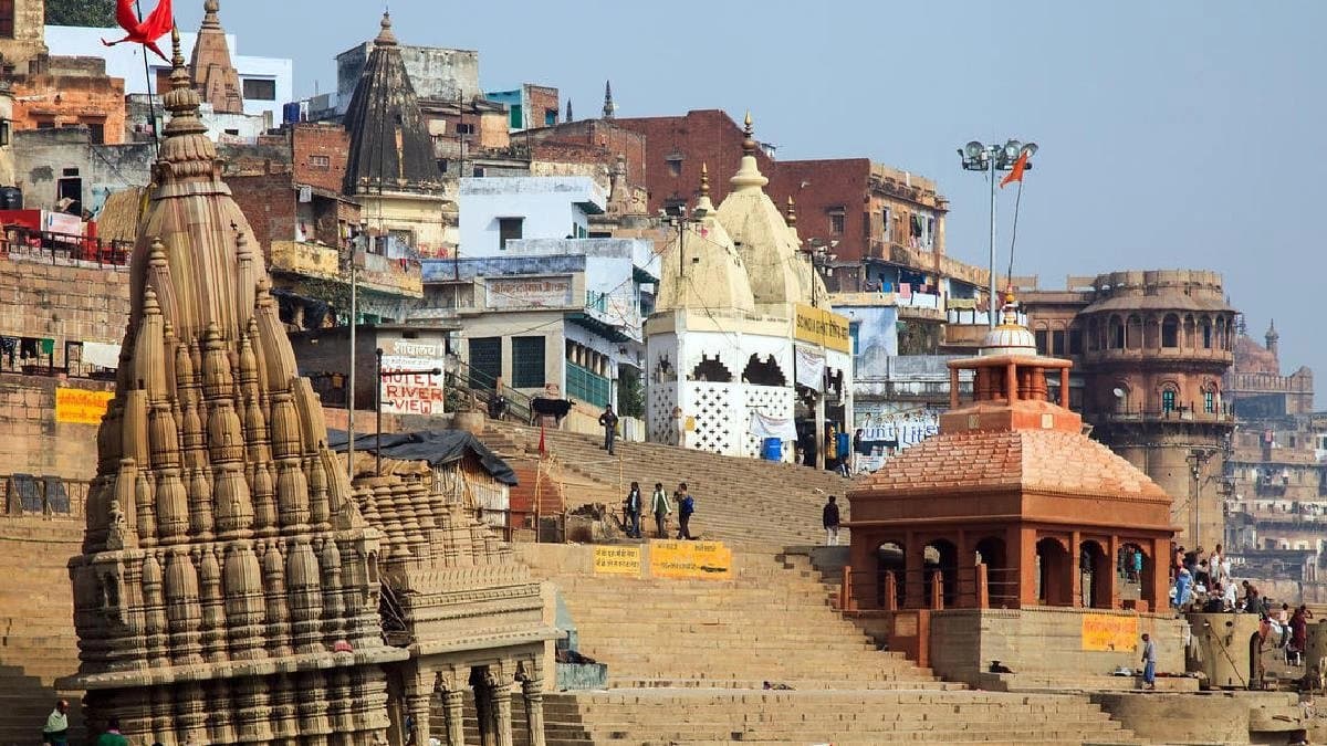 Fire Breaks Out at Varanasis Atma Vishweshwar Temple seven injured