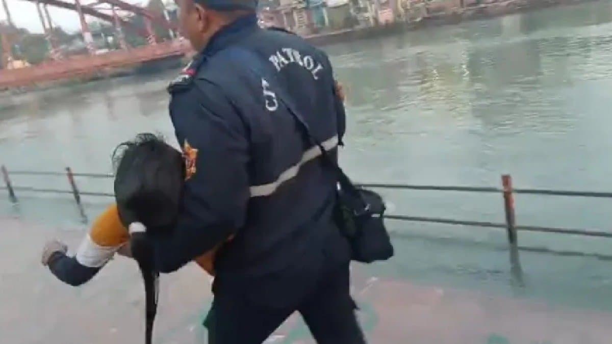 Dramatic rescue of woman who jumped into canal in Uttarakhand Roorkee 