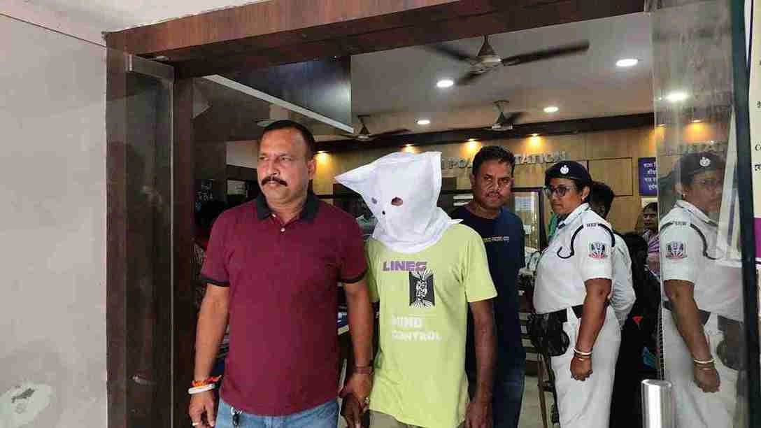 The killer decided to exterminate after the victim started blackmailing to divulge the picture of his physical relationship