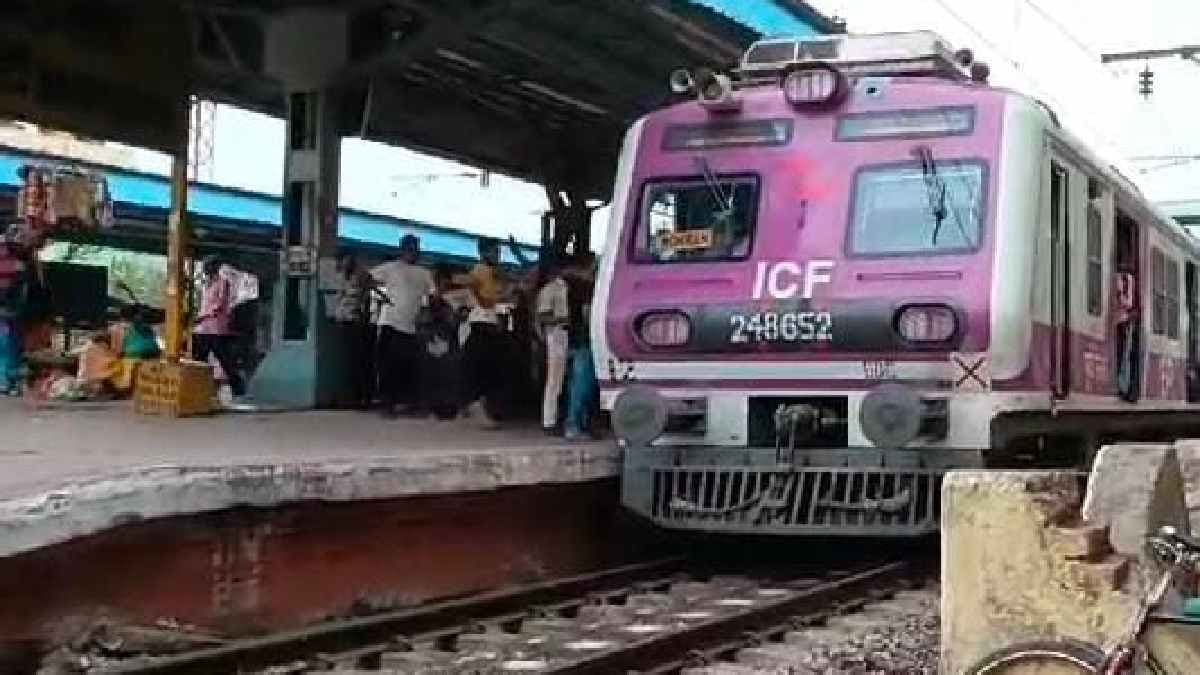 Down Pandua Howrah local narrowly escaped an accident