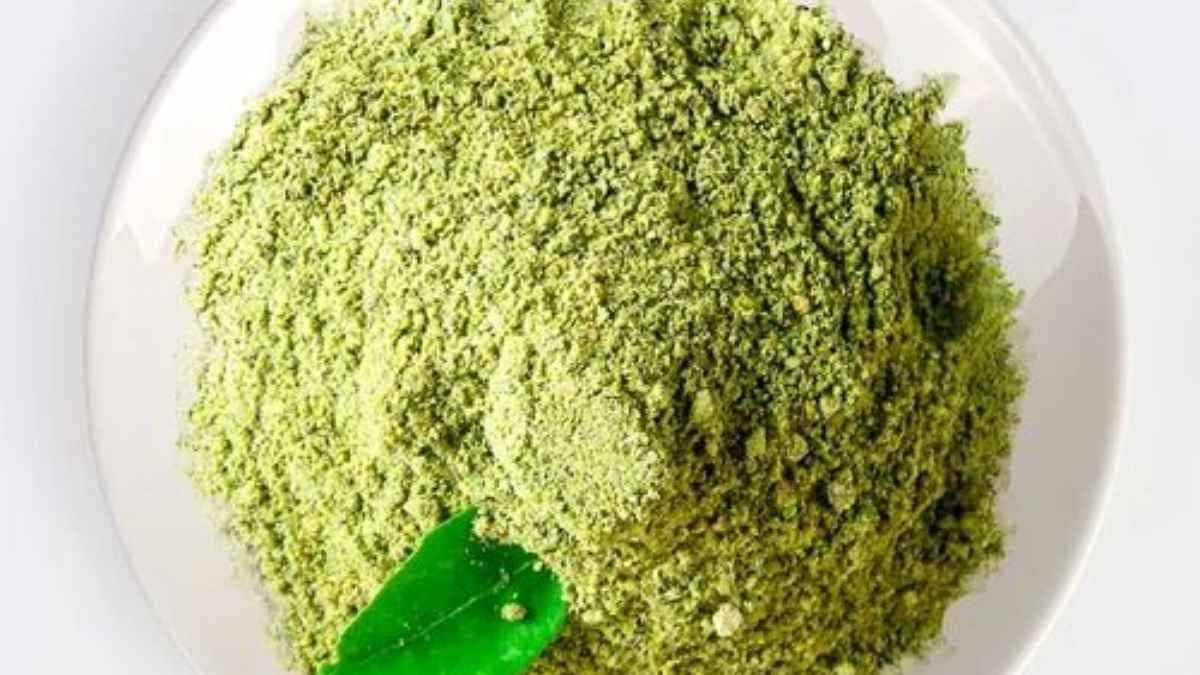  Moringa leaves powder have many health benefits including prevents body pain headache under eye puffyness and many more lif  