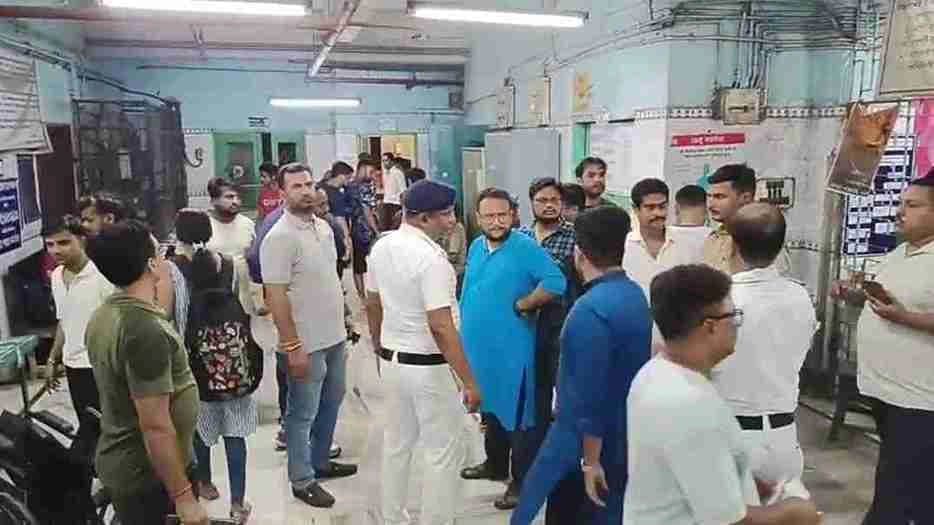 Passengers loaded bus while chasing another bus rammed into a roadside electric post leaving many injured