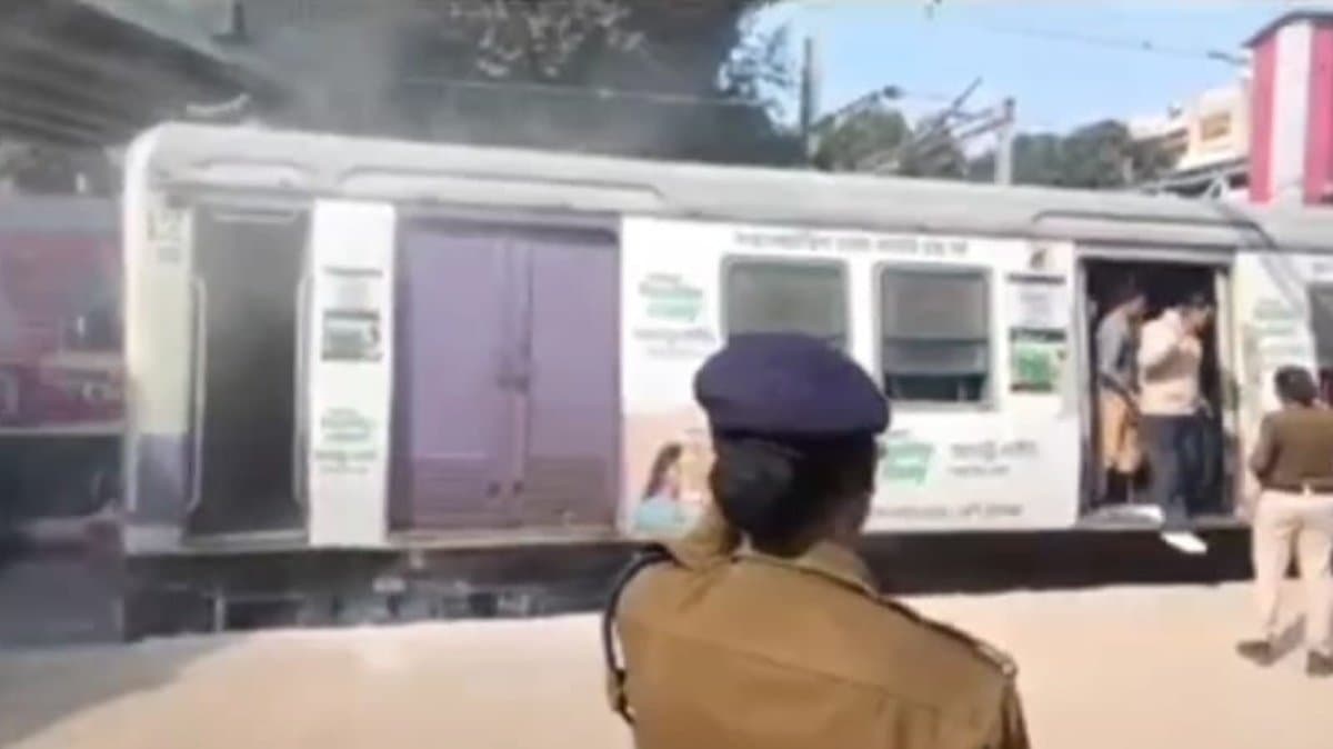 Passengers frightened when Smoke noticed at a local train at liluah station gnr