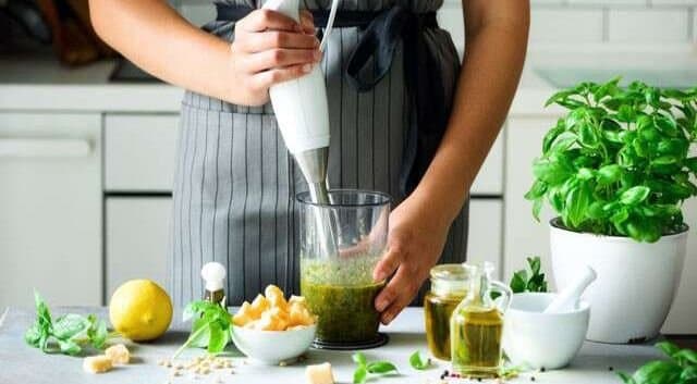 Kitchen Hacks: স্মুদি বানানো ছাড়া আর কী কাজে লাগে হ্যান্ড ব্লেন্ডার? রইল হদিশ