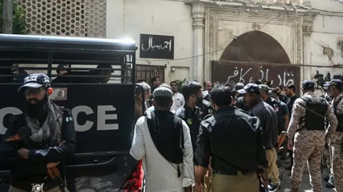 Suicide car bomb attack in Pakistan Waziristan 13 soldiers dead