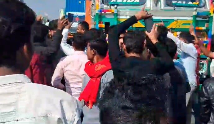 Truck drivers protest in murshidabad 