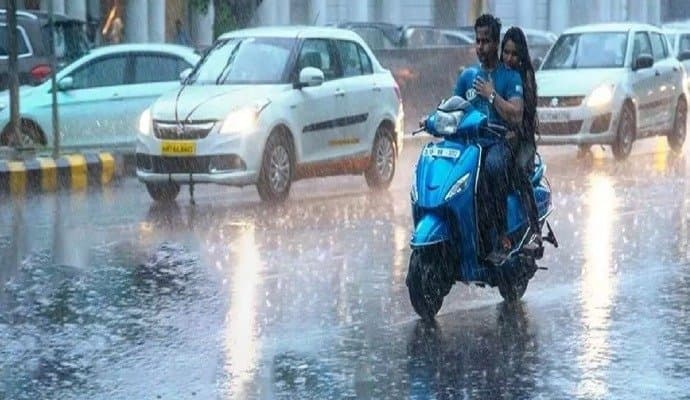 Kolkata experiences mild rainfall since morning, heavy showers predicted in south Bengal