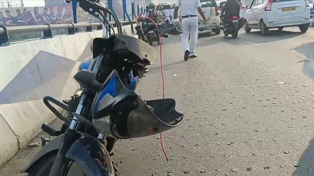 Accident in Maa Flyover Woman and Bike Driver Injured