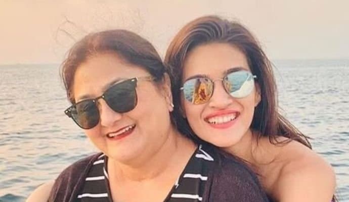 Bollywood actress Kriti Sanon revealed why her mother Geeta Sanon has never visited her while she was on set ENT