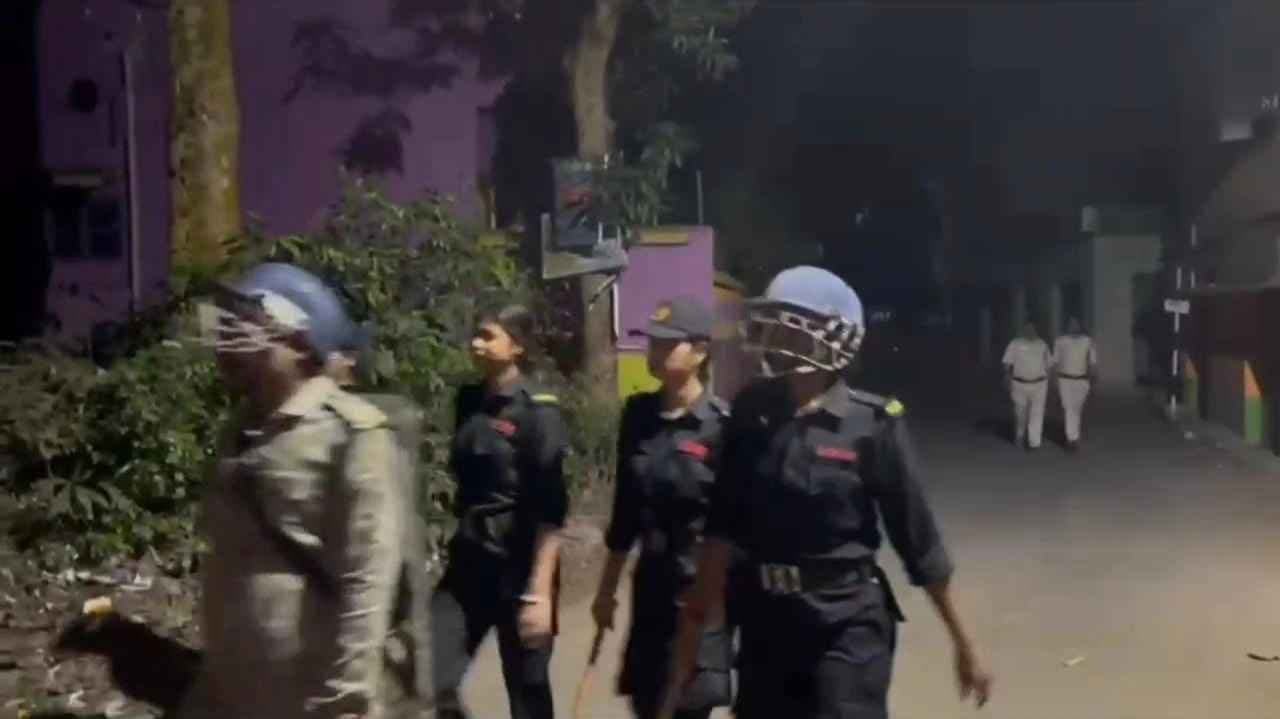 Clash between Police and Drunk Youths 14 Arrested in Pashchim Medinipur