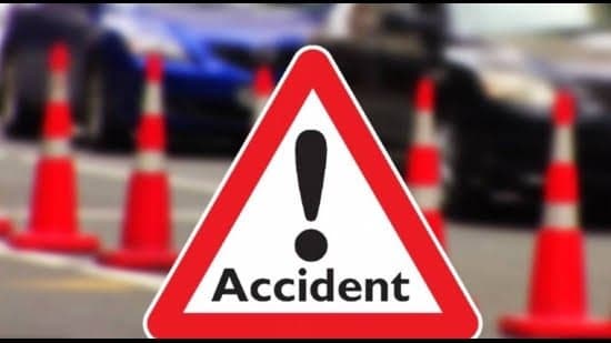 bus car collision on Lucknow Agra Expressway