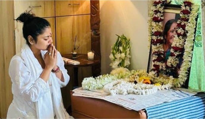 Sayoni GHosh performs her mother's furenal on her birthday!