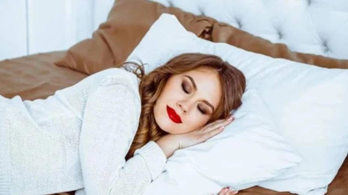 What happen if you sleep without removing makeup