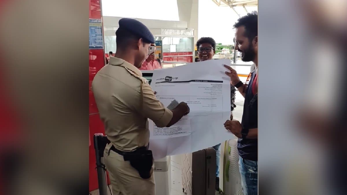 Mans Oversized Boarding Pass Goes Viral gnr