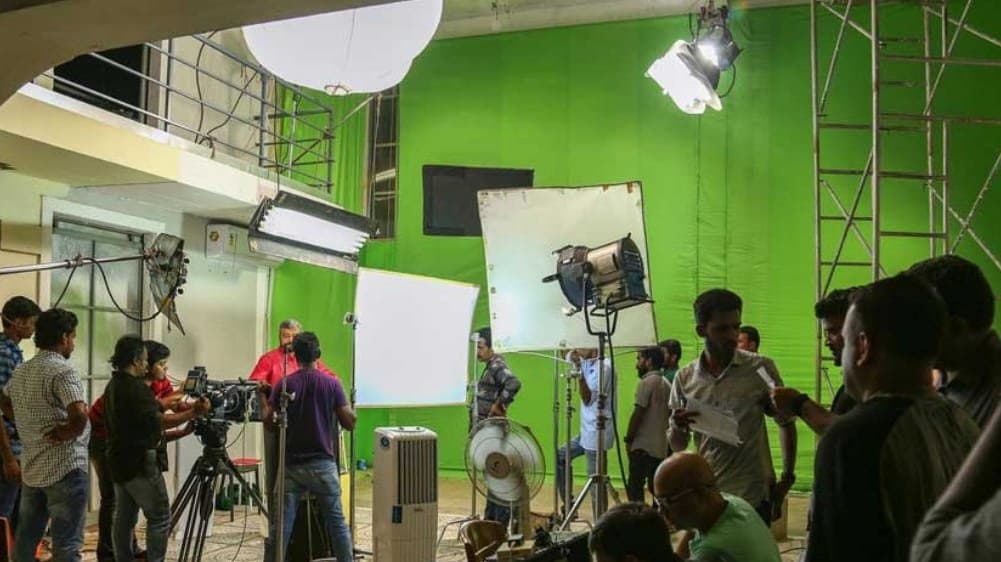 Tollywood: সোমবার থেকে কি অচল হবে টলিপাড়া? রবিবার ডবল ইউনিট ক্যামেরা নিয়েই হবে একাধিক ধারাবাহিকের শুটিং