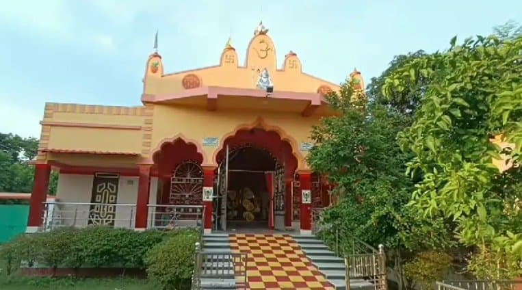  264-year-old Durga Puja Preparation is in full swing at Baragopinathpur in East Burdwan