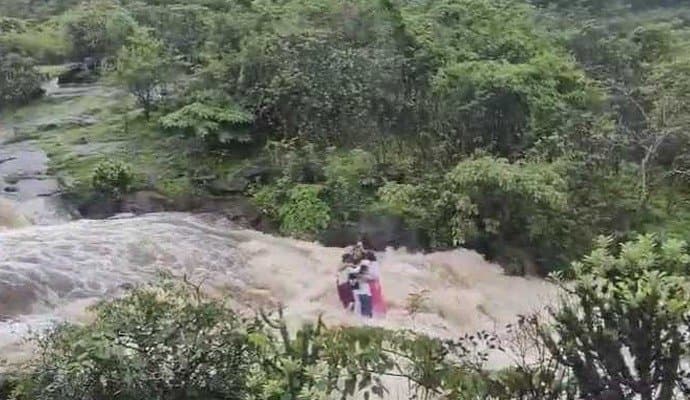 Pune: জলপ্রপাতে ভেসে গিয়েছিলেন ৫ জন, পর্যটকদের জন্য নির্দেশিকা জারি পুনের  