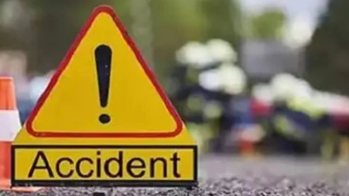 Five injured in road accident at kestopur area 