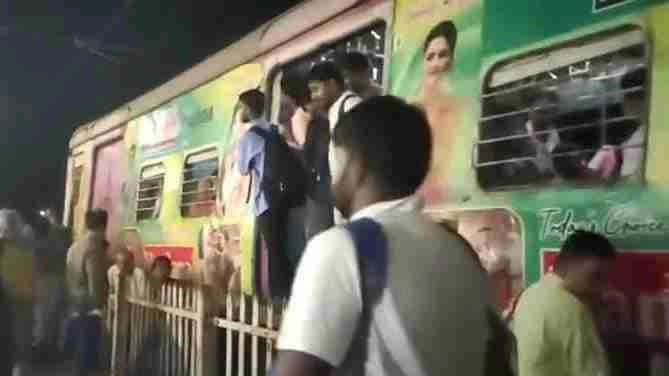 Hooghly Train Did Not Stopped At Station Even After Announcement