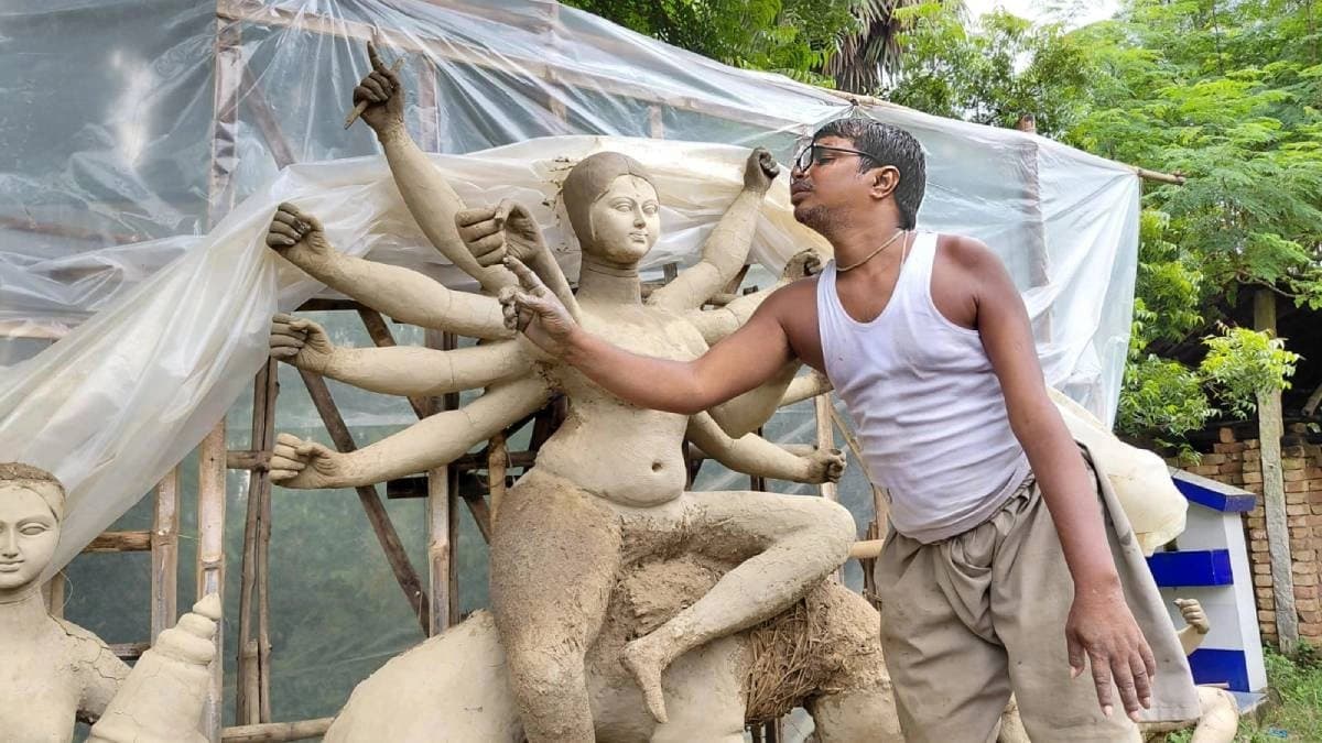 Dhananjay Mishra made Durga idol with one hand