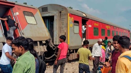 Train Accident: ট্রেন দুর্ঘটনায় বাড়ছে হতাহতের সংখ্যা, উঠছে প্রশ্ন, ঘোষণা বড় অঙ্কের ক্ষতিপূরণের