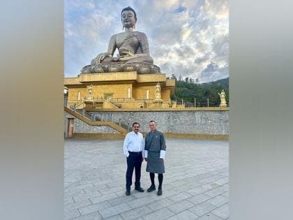 Gautam Adani meets Bhutan King, PM Tshering Tobgay; signs MoU for 570 MW for hydro power plant