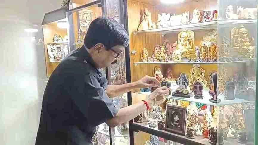 Former Engineer Have More Than 500 Ganesh Idol At Home