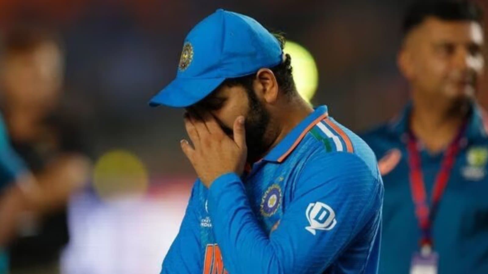 Rohit Sharma, Virat Kohli struggle to control emotions after loss