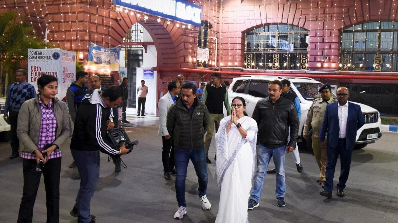 mamata banerjee visit sskm to see physical condition of pratul mukherjee