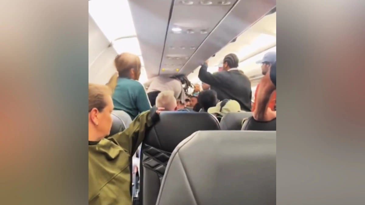In Mid-Flight Man Chokes Passenger
