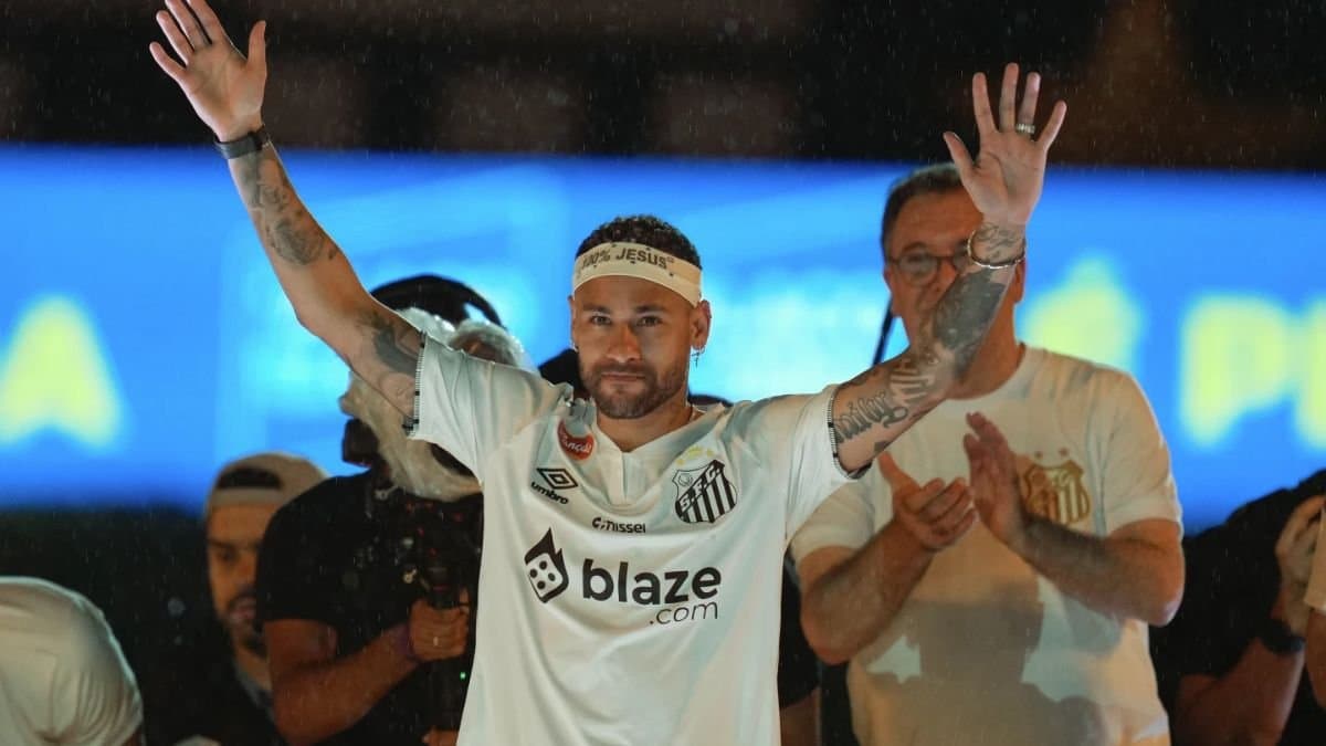 Star footballer Neymar arrives at Santos training by private helicopter spt 