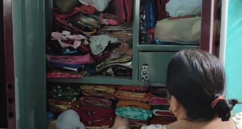 Money, gold Jewelry theft in Chinsurah house