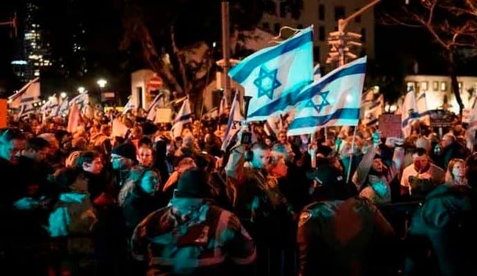 Tel Aviv protesters call on Netanyahu to resign 