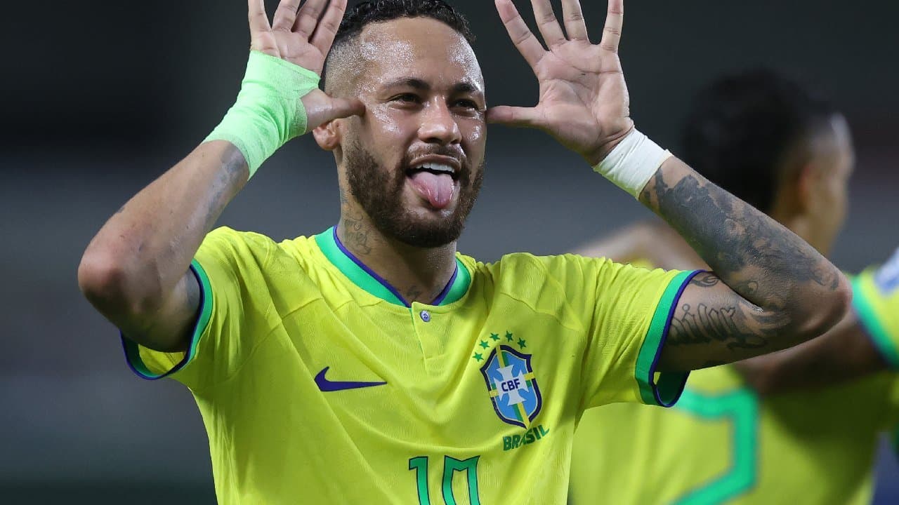 Neymar scores for Santos with injury concern