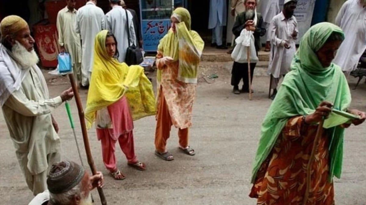 Pakistani beggars also beg in foreign countries their income will surprise you