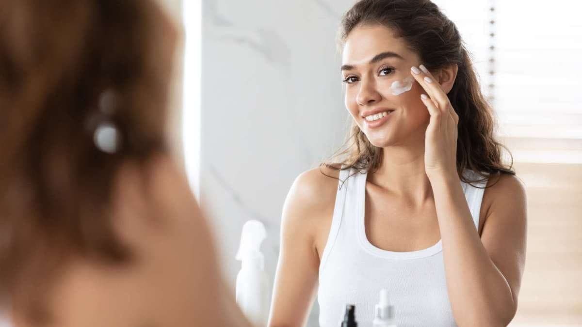 this home made natural cream made by saffron is easily remove acne and dark spots also make your skin tone bright and beautiful lif 